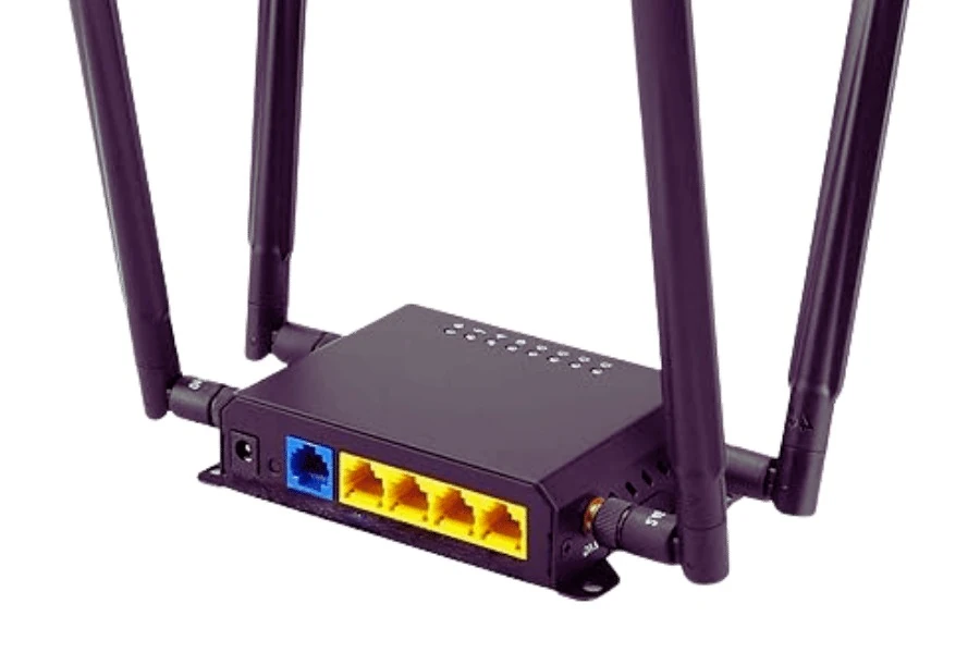 Чорний Wi-Fi роутер з чотирма антенами та жовтими портами Ethernet